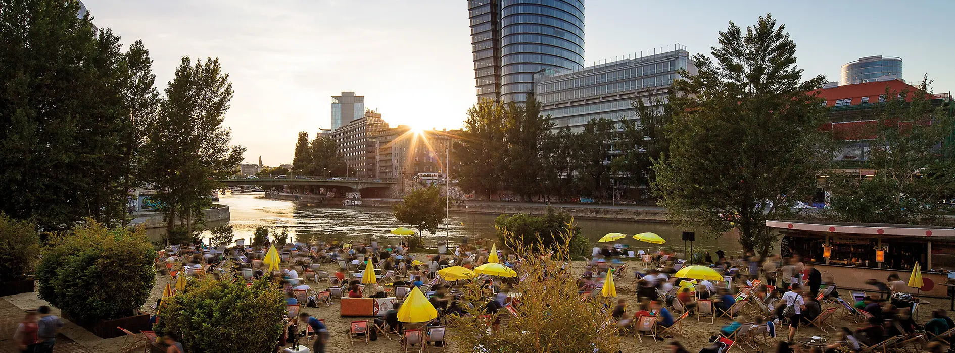 Strandbar Herrmann, evening atmosphere on the Danube Canal 