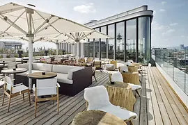 Rooftop bar Aurora, Andaz Vienna Am Belvedere, terrace, summery atmosphere 