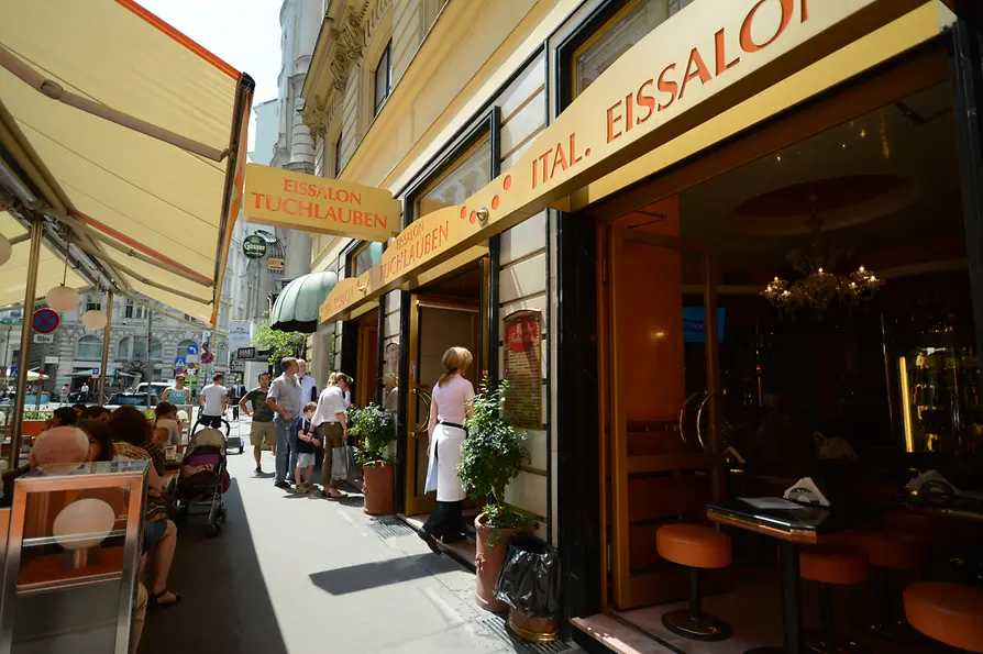 Tuchlauben ice cream parlor, exterior view with guests
