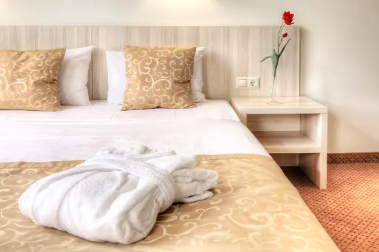 Кровать в гостиничном номере