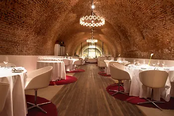 Restaurant Amador, interior view, set tables