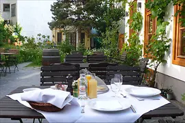 Schreines Gastwirtschaft Gastgarten, set dining table