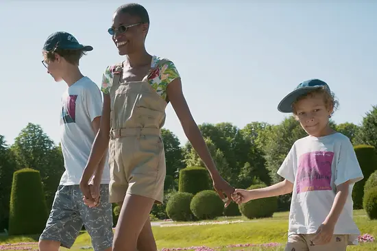 Adia with her children in front of the Gloriette at Schönbrunn